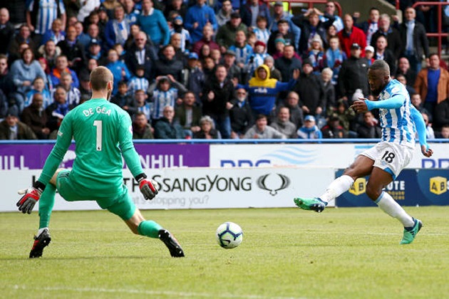 Hàng thủ tiếp tục báo hại Man Utd.
