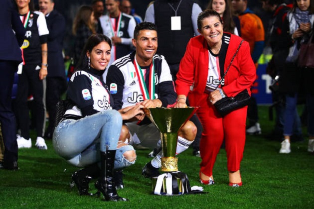 Chia vui cùng anh còn có mẹ và cô bạn gái Georgina Rodríguez. Ở tuổi 34, thật khó tin CR7 vẫn giữ được phong độ ổn định đáng kinh ngạc.
