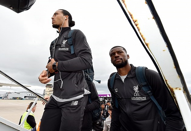 Virgil van Dijk và Gini Wijnaldum khá căng thẳng trước giờ bay. Sự có mặt của Van Dijk trong đội hình năm nay liệu có giúp Liverpool đổi vận?