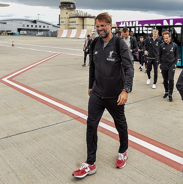Jurgen Klopp tươi cười rạng rỡ trong giây phút rời nước Anh. Ông mang sứ mệnh mang về chức vô địch thứ 2 trong kỉ nguyên Champions League cho Liverpool kể từ đêm Istanbul huyền thoại 2005. Đây cũng là trận Chung kết Champions League thứ 3 trong sự nghiệp của Klopp. Cả hai lần trước, HLV người Đức đều phải nhận những thất bại cay đắng.