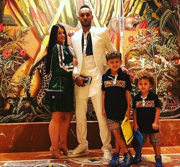 Trong khi đó, tiền đạo của Arsenal - Pierre-Emerick Aubameyang đang đón sinh nhật lần thứ 30 bên cạnh gia đình. Vua phá lưới của Premier League hiện tại đang du hí ở Miami.