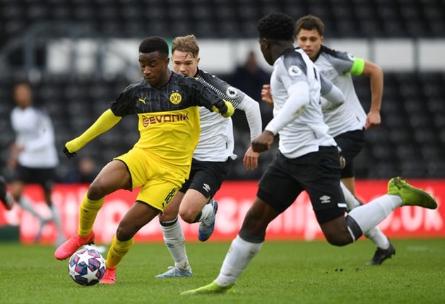 Moukoko từng gây sốc khi ghi 6 bàn trong trận ra mắt U19 Dortmund, khi ấy anh mới 14 tuổi.