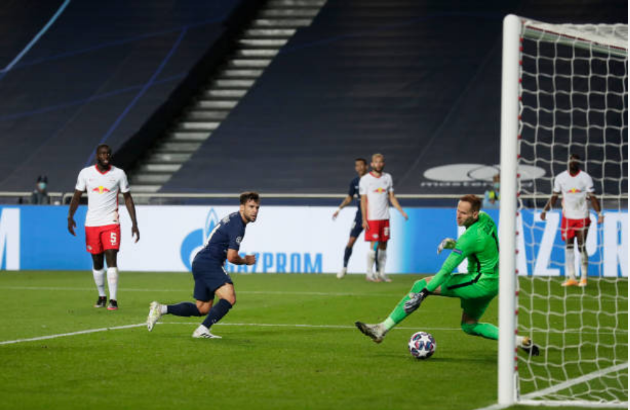 Bernat đánh đầu từ đường kiến tạo của Di Maria.