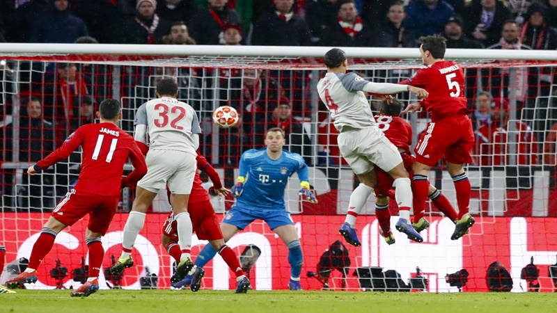 Van Dijk đánh đầu tiễn Bayern khỏi Champions League.