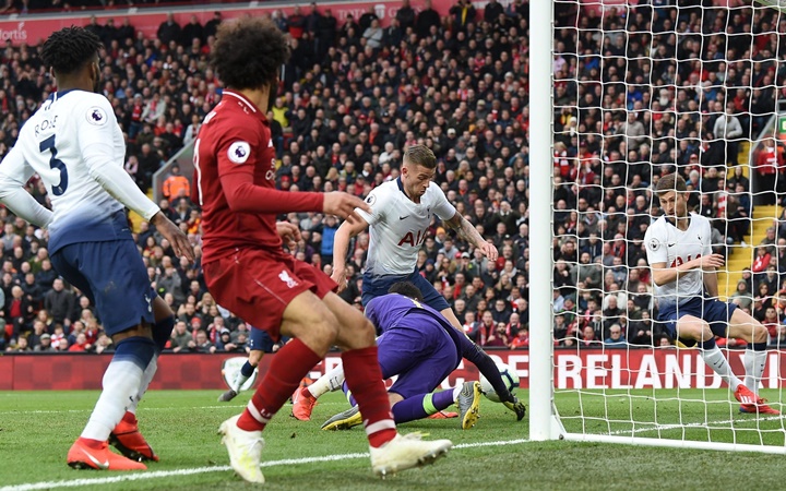 Alderweireld có tình huống "đánh bại" Lloris trong trận đấu gặp Liverpool vừa rồi.