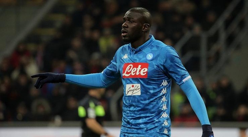 Koulibaly sẽ giúp MU giải bài toán hàng thủ.