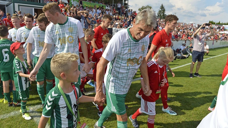 FC Bayern beat an amateur XI of fan club Vilshofen Rot Weiß 13-1 - Bóng Đá