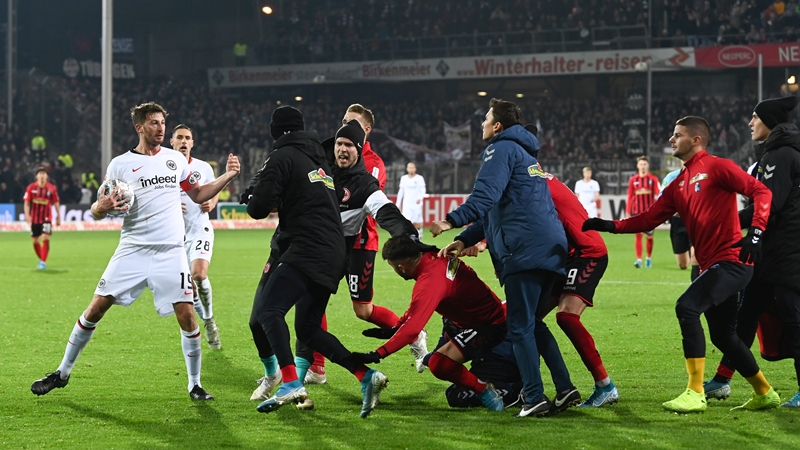 SỐC! Bundesliga dậy sống, cầu thủ đẩy ngã HLV, nhận thẻ đỏ rời sân - Bóng Đá