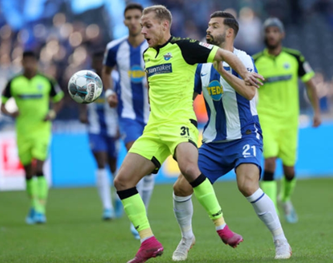 Marvin Plattenhardt (Hertha Berlin): Số 21 của Berlin đã chính là mũi khoan bên phía cánh trái nguy hiểm nhất dành cho Paderborn. Bên cạnh đó, hậu vệ người Tây Ban Nha còn đóng góp 1 pha kiến tạo.