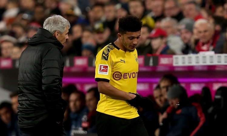 Ở trận đấu gặp Bayern gần nhất, HLV Lucien Favre bất ngờ thay Sancho ra ngay trong hiệp 1 dù anh không gặp chấn thương và Dortmund cần nhân sự trên hàng công để gỡ hòa. Điều đó đã khiến ngôi sao 19 tuổi cảm thấy bất bình.