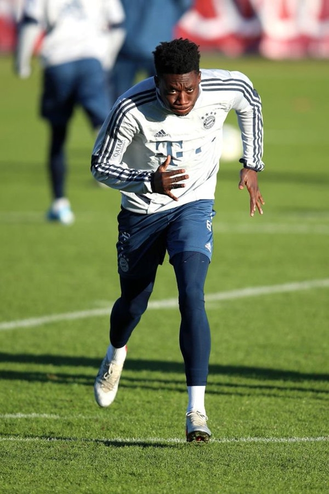 Alphonso Davies đang thể hiện rất tốt dù phải thi đấu ở vị trí trái sở trường là hậu vệ cánh trái. Với việc hàng thủ của Bayern đang gặp nhiều ca chấn thương, tài năng trẻ này nhiều khả năng tiếp tục được ra sân.