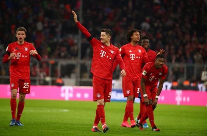 Bayern thắng nhọc, NHM bấn loạn vì 1 cái tên: 