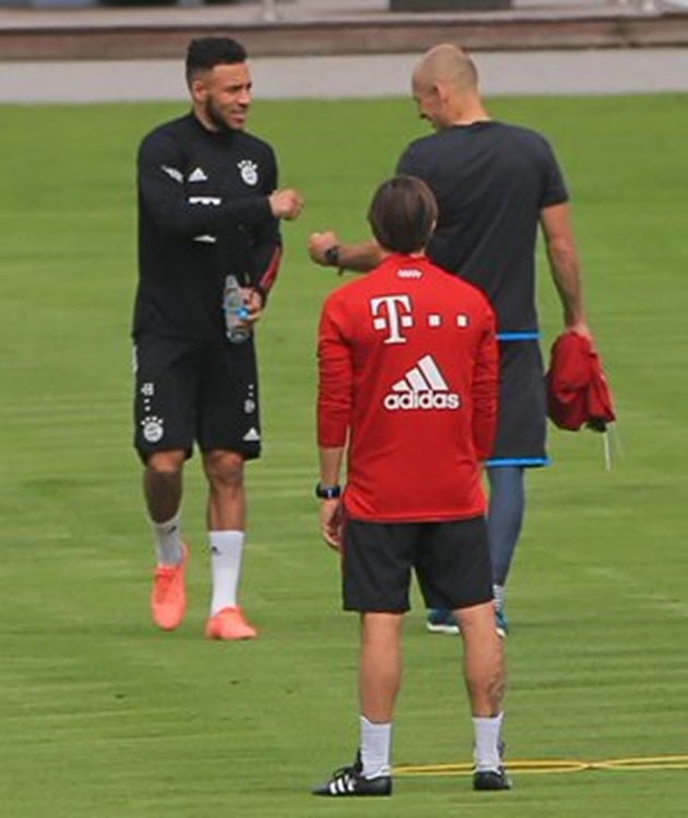 Robben gặp gỡ CorentinTolisso và cả 2 đã có các cử chỉ vô cùng thân thiết. Điều này thật dễ hiểu khi họ từng là đồng đội của nhau trước khi Robben chia tay Allianz Arena vào mùa giải vừa rồi.