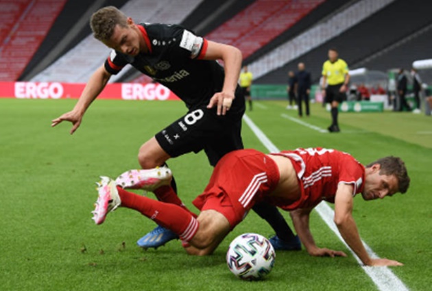 Neuer kiến tạo từ phần sân nhà, Bayern hoàn tất 