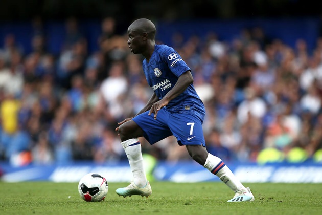 Sau khi N'golo Kante bước ra ánh sáng nhờ vào màn trình diễn giúp Leicester City ở mùa giải 2015/16, Chelsea không phải đội bóng duy nhất muốn sở hữu cầu thủ người Pháp. MU được cho là đối thủ song hành với Chelsea ở cuộc đua này. Thậm chí, Mourinho đã đích thân gọi điện thuyết phục Kante đến MU.