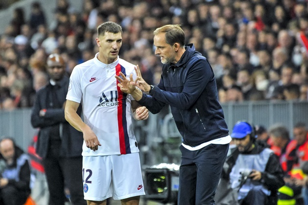 Mùa hè năm ngoái, MU đã chia tay Antonio Valencia. Chính vì thế nên Quỷ Đỏ đã đặt Thomas Meunier của PSG vào tầm ngắm. Nhưng cuối cùng, hậu vệ người Bỉ vẫn gắn bó với PSG trước khi hết hạn hợp đồng vào mùa hè này.