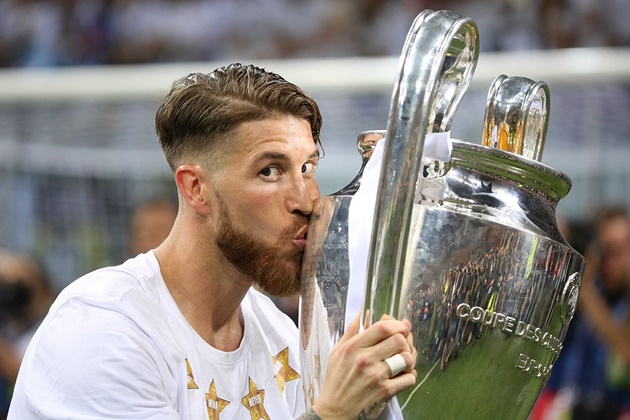 Không chỉ mỗi Varane, MU còn dành sự quan tâm đến Sergio Ramos. Nhưng sự trung thành của Ramos với đội chủ sân Bernabeu khiến thương vụ này bất thành.