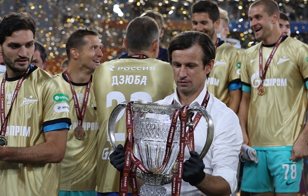 Chelsea legend Branislav Ivanović lifts, then immediately breaks latest trophy - Bóng Đá