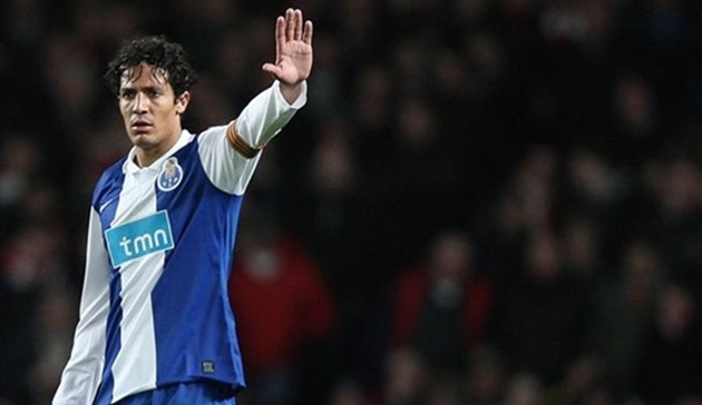 Cùng với Pepe, Bruno Alves là trung vệ xuất sắc của Bồ Đào Nha trong thập kỷ qua. Anh từng khẳng định năng lực chuyên môn bằng cách ẵm giải hay nhất sân chơi cao nhất quê nhà vào năm 2009. Lúc này, Alves đang chơi tại Parma.