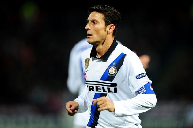 Trong đội hình này đương nhiên phải xuất hiện thủ quân vĩ đại Javier Zanetti, người giữ kỷ lục thi đấu nhiều trận nhất cho Inter với 858 lần.