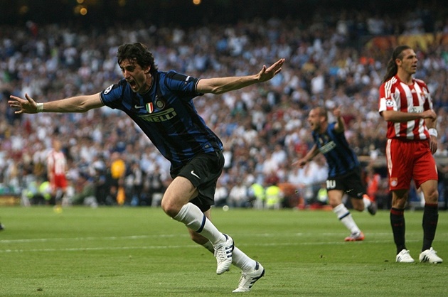 Diego Milito chính là chân sút chủ lực của Inter ở mùa giải ăn 3 thần thánh. Khả năng dứt điểm đáng sợ của ngôi sao này là điều giúp anh được NHM biết đến.