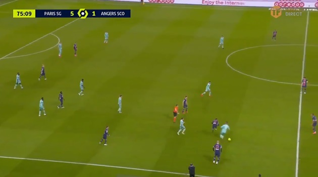 Tiếp đó, Neymar thực hiện động tác giả khiến quả bóng trôi qua cầu thủ bên phía Angers.