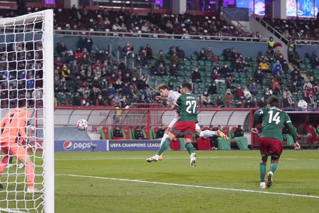 Một bàn thắng cho thấy màn dàn xếp đỉnh cao của nhà ĐKVĐ Bundesliga. Nó đẹp từ cách chạy chỗ, triển khai cho đến người chuyền lẫn ngôi sao kết thúc tình huống.