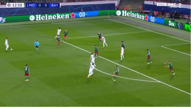 Bóng đến chân Corentin Tolisso để tiếp tục tình huống triển khai bóng. Muller giật xuống, Leon Goretzka từ tuyến 2 xâm nhập vào vòng cấm thế chỗ người đồng đội khiến Lokomotiv Moscow bất ngờ.