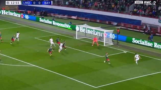 Tolisso chuyền dài cho Benjamin Pavard, người vốn ở khu vực thông thoáng bên hành lang đối diện. Hàng thủ của đội bóng nước Nga thay đổi sự tập trung sang cánh phải. Nhưng tất cả đã quá trễ bởi Pavard đã thực hiện pha tạt bóng 1 chạm vào trong.