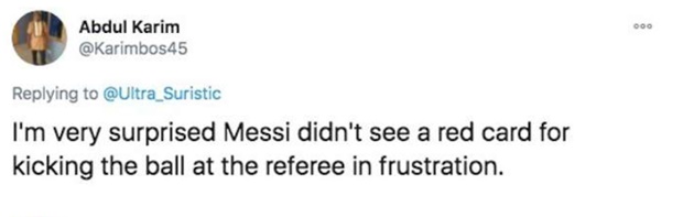 Lionel Messi boots ball towards referee during Alaves vs Barcelona - Bóng Đá