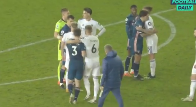 Kieran Tierney has to be dragged away from Alioski after Arsenal draw with Leeds - Bóng Đá