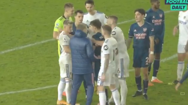 Kieran Tierney has to be dragged away from Alioski after Arsenal draw with Leeds - Bóng Đá
