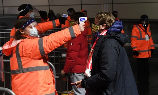 Arsenal fans return to Emirates - Bóng Đá