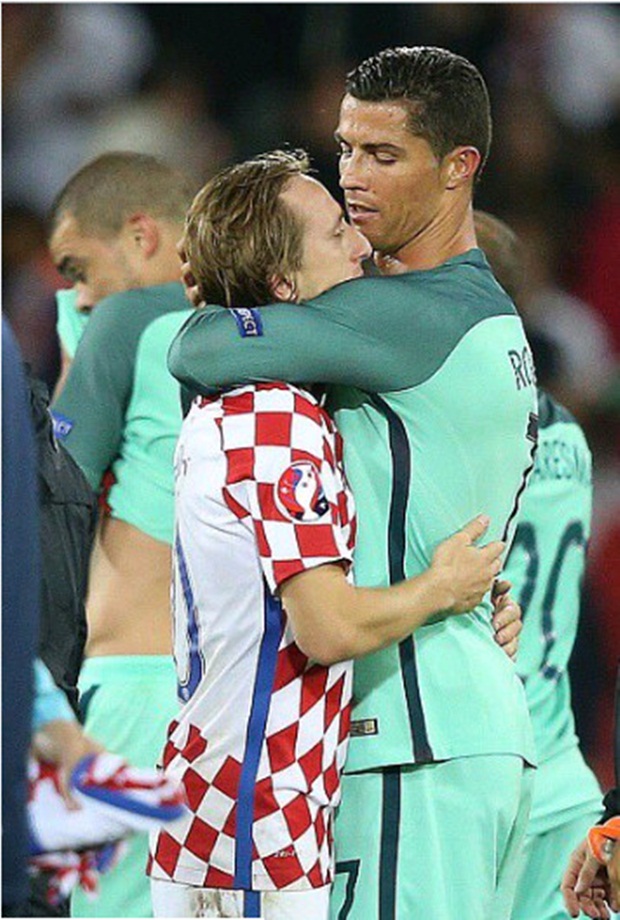 Modric không thể kìm nén và bật khóc trong vòng tay Ronaldo. Ảnh: Internet.