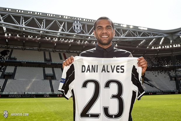 1. Dani Alves - (Mức phí) Chuyển nhượng tự do - (Chuyển đến từ) Barcelona.