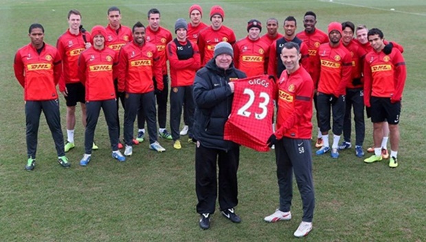 Sir Alex Ferguson trong ngày kỉ niệm 23 năm gắn bó của Giggs trong màu áo M.U. Ảnh: Internet.