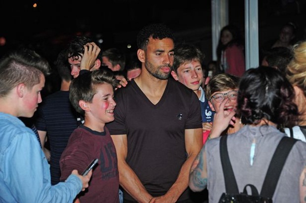 Tiền đạo Robson-Kanu được nhiều fan nhí hâm mộ sau bàn thắng tuyệt đẹp vào lưới Bỉ. Ảnh: Internet.