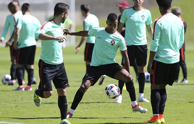 Trong khi đó, Nani sẽ cùng Ronaldo gánh vác trọng trách ghi bàn cho BĐN. Ảnh: Internet.