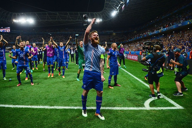 Quy mô mở rộng giúp những đội bóng không được đánh giá cao như Iceland có cơ hội tranh tài tại EURO 2016. Ảnh: Internet.