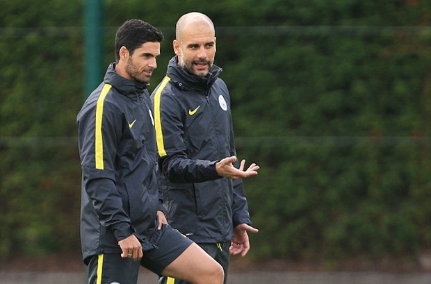 Pep Guardiola suy tư bên trợ lý mới Mikel Arteta. Ảnh: Internet.