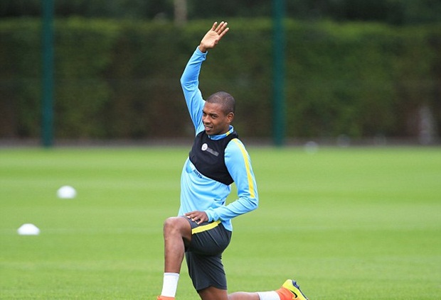 Fernandinho có mặt tập luyện từ khá sớm. Ảnh: Internet.