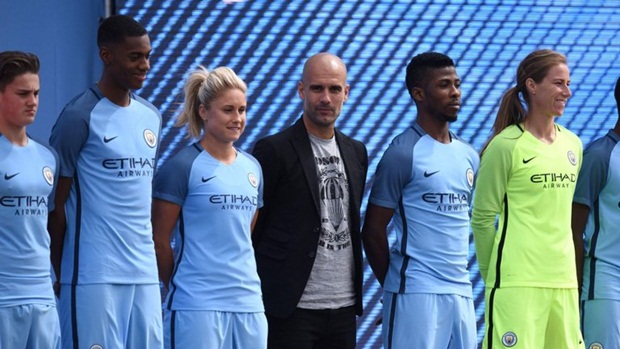 Pep Guardiola rạng rỡ trong ngày ra mắt áo đấu mới của Manchester City. Ảnh: Internet.