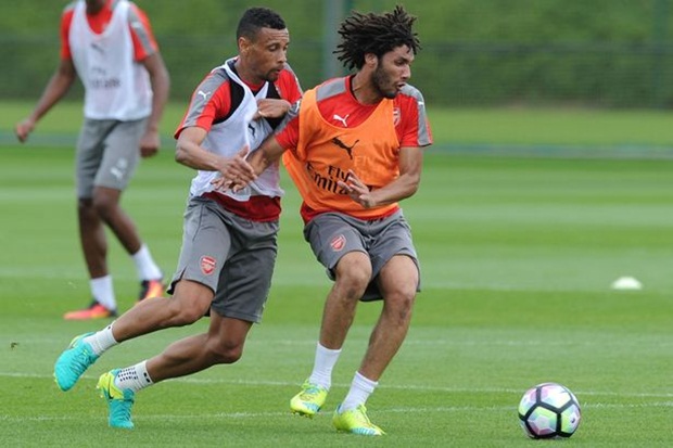 Elneny trong một pha tranh chấp quyết liệt cùng Coquelin.