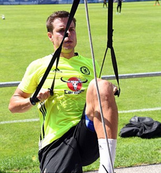 Tương tự là trường hợp của hậu vệ Azpilicueta...