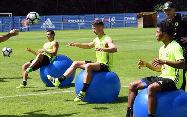 Gary Cahill cùng Juan Cuadrado cũng cho thấy sự tập luyện nghiêm túc.