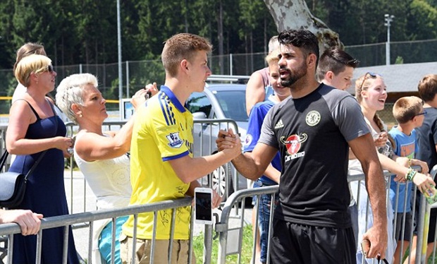 Diego Costa vẫn nhận được sự yêu mến của các CĐV bất chấp nhiều scandal.