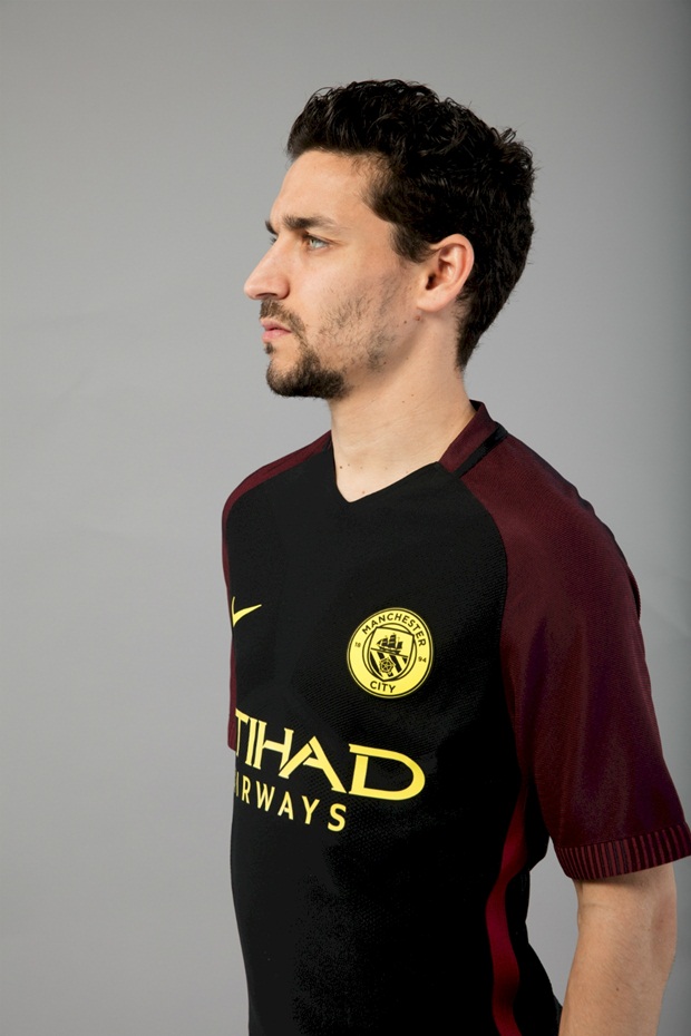Với sự xuất hiện của Nolito, Jesus Navas cần phải nỗ lực tập luyện hơn nếu muốn đá chính.