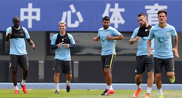 Các cầu thủ Man City vẫn tỏ ra thoải mái, đặc biệt là Samir Nasri và Yaya Toure.