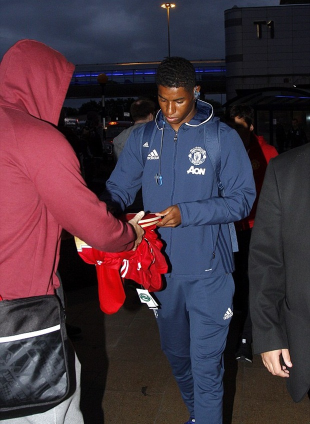 Tài năng trẻ Marcus Rashford vẫn không quên ký tặng NHM.