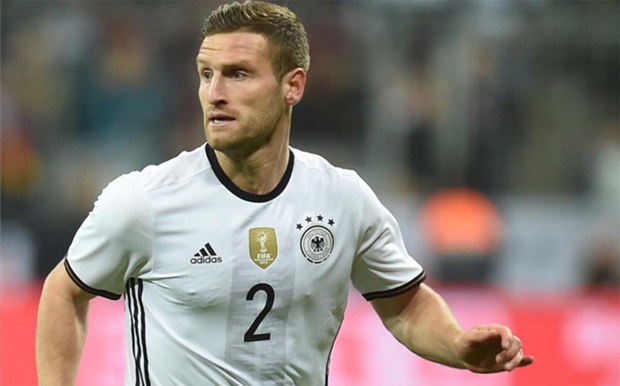 Arsenal rất muốn chiêu mộ Mustafi thay Mertesacker. Ảnh: Internet.